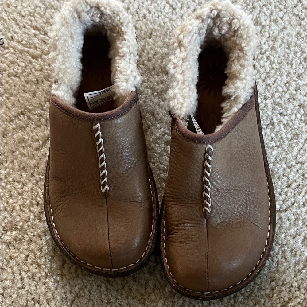 UGG Bettey Shearling Lined Tan Colored Clogs Size 5 EUC